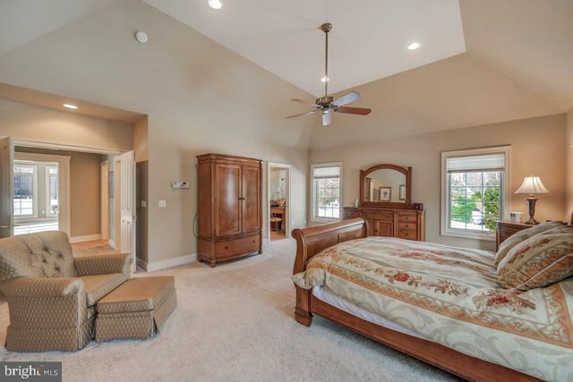 235 WOLF HOLLOW RD, Lake Harmony, PA 18624