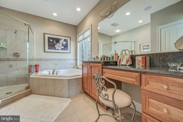 235 WOLF HOLLOW RD, Lake Harmony, PA 18624