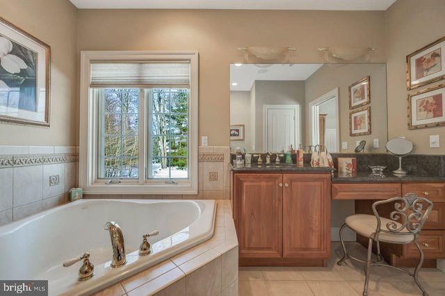 235 WOLF HOLLOW RD, Lake Harmony, PA 18624