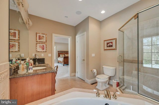 235 WOLF HOLLOW RD, Lake Harmony, PA 18624