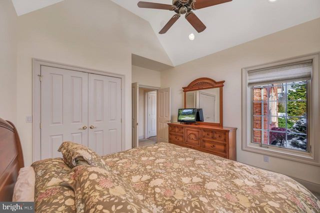 235 WOLF HOLLOW RD, Lake Harmony, PA 18624