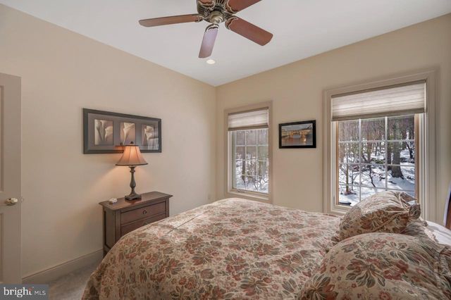 235 WOLF HOLLOW RD, Lake Harmony, PA 18624