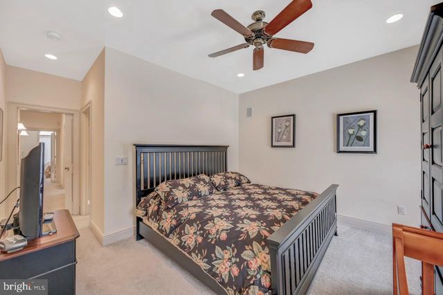 235 WOLF HOLLOW RD, Lake Harmony, PA 18624