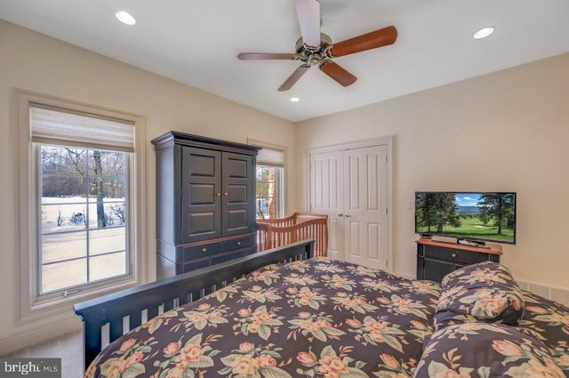 235 WOLF HOLLOW RD, Lake Harmony, PA 18624