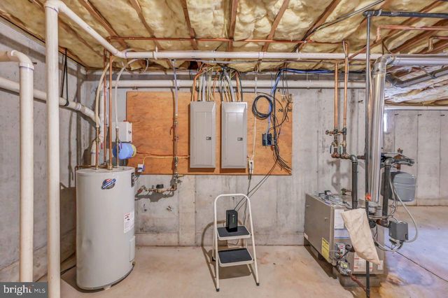 235 WOLF HOLLOW RD, Lake Harmony, PA 18624