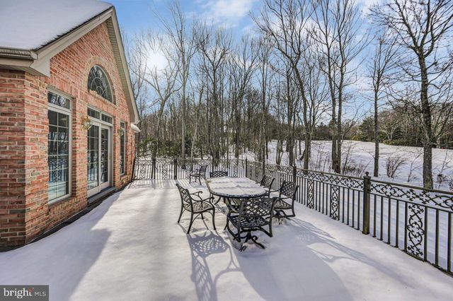 235 WOLF HOLLOW RD, Lake Harmony, PA 18624