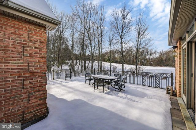 235 WOLF HOLLOW RD, Lake Harmony, PA 18624