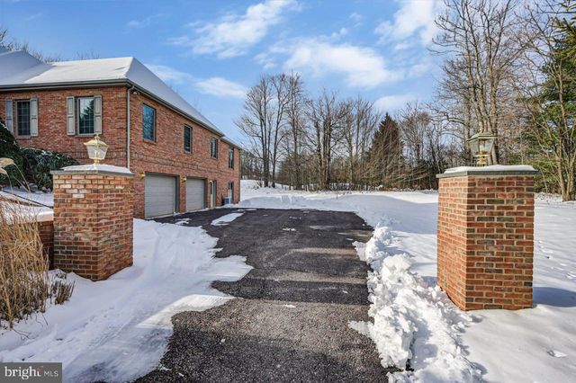 235 WOLF HOLLOW RD, Lake Harmony, PA 18624