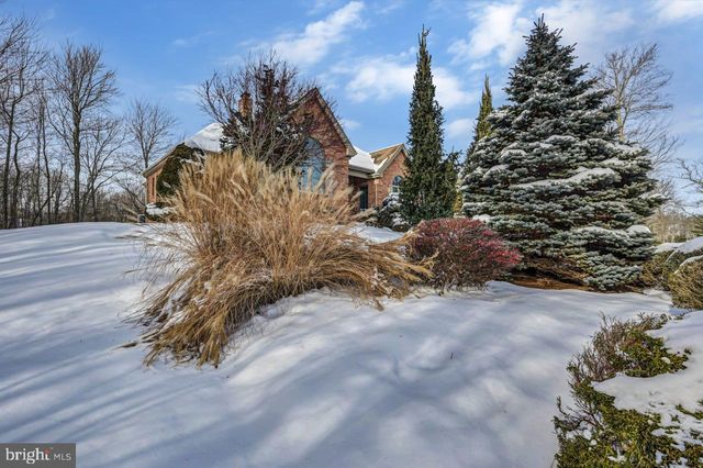 235 WOLF HOLLOW RD, Lake Harmony, PA 18624