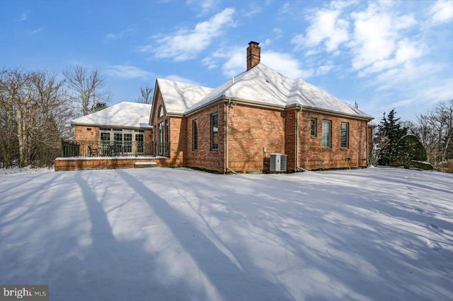 235 WOLF HOLLOW RD, Lake Harmony, PA 18624