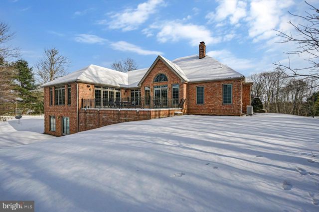 235 WOLF HOLLOW RD, Lake Harmony, PA 18624