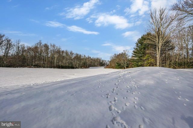 235 WOLF HOLLOW RD, Lake Harmony, PA 18624