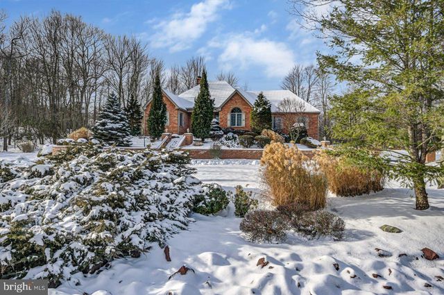 235 WOLF HOLLOW RD, Lake Harmony, PA 18624