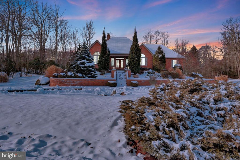 235 WOLF HOLLOW RD, Lake Harmony, PA 18624