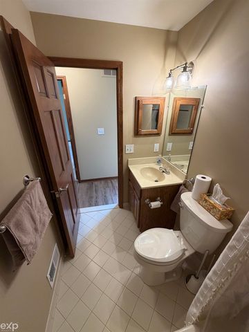 14715 Holly Ct Court 62, Shelby Twp, MI 48315