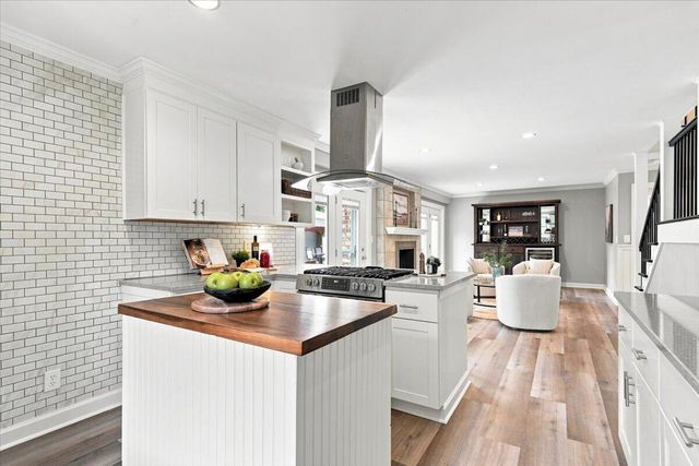 2802 Coventry LANE, Waukesha, WI 53188