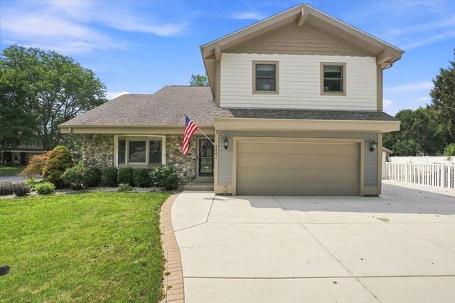 2802 Coventry LANE, Waukesha, WI 53188
