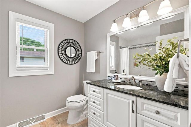2802 Coventry LANE, Waukesha, WI 53188