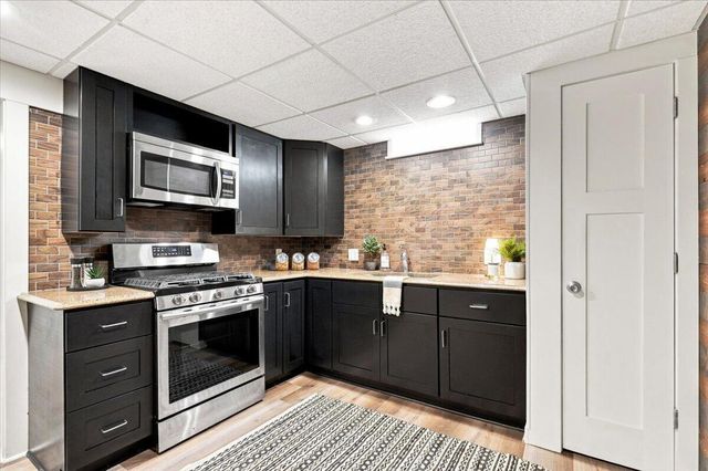 2802 Coventry LANE, Waukesha, WI 53188