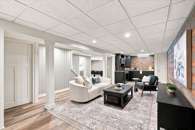 2802 Coventry LANE, Waukesha, WI 53188