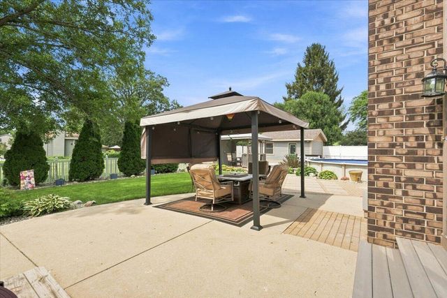 2802 Coventry LANE, Waukesha, WI 53188