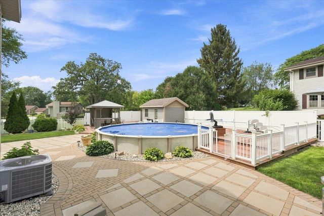 2802 Coventry LANE, Waukesha, WI 53188