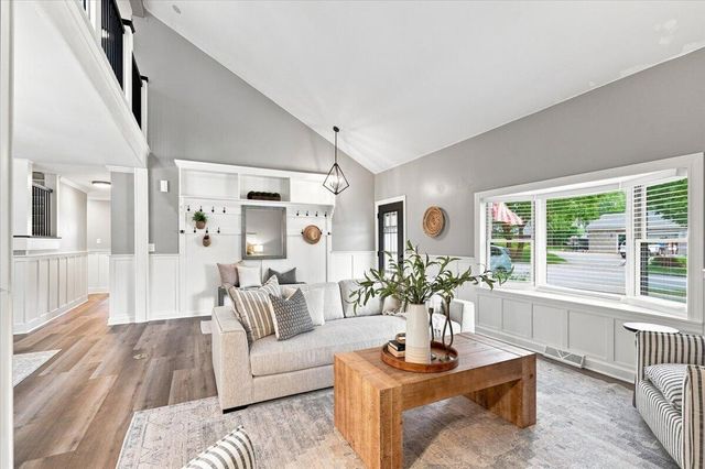 2802 Coventry LANE, Waukesha, WI 53188