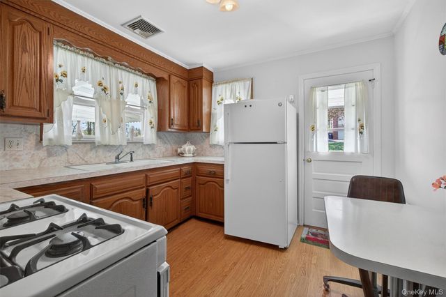 31 Brookdale Road, Mahopac, NY 10541