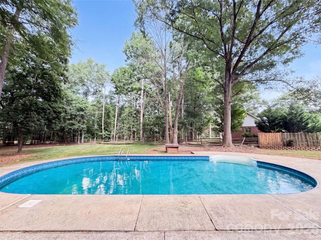 608 Amanda Drive, Matthews, NC 28104