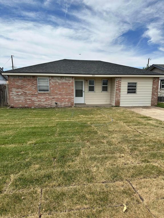 305 SPRUCE Avenue, Dumas, TX 79029