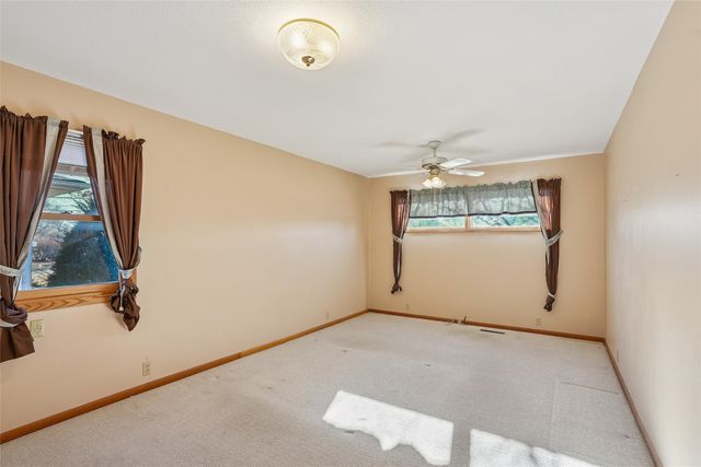 1904 N 2nd Avenue E, Newton, IA 50208