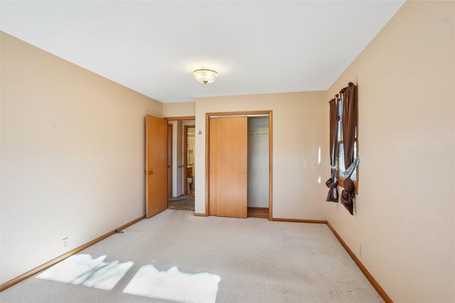 1904 N 2nd Avenue E, Newton, IA 50208