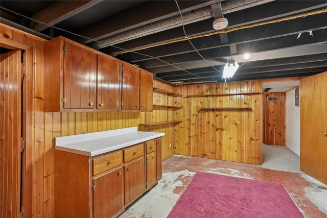 1904 N 2nd Avenue E, Newton, IA 50208