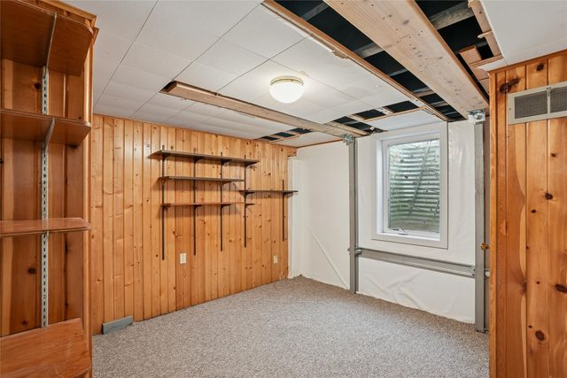 1904 N 2nd Avenue E, Newton, IA 50208