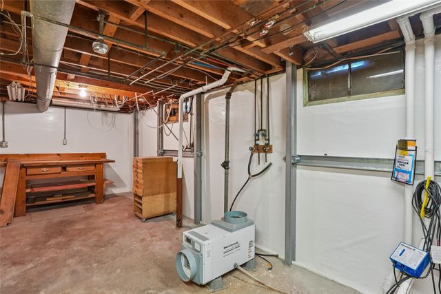 1904 N 2nd Avenue E, Newton, IA 50208