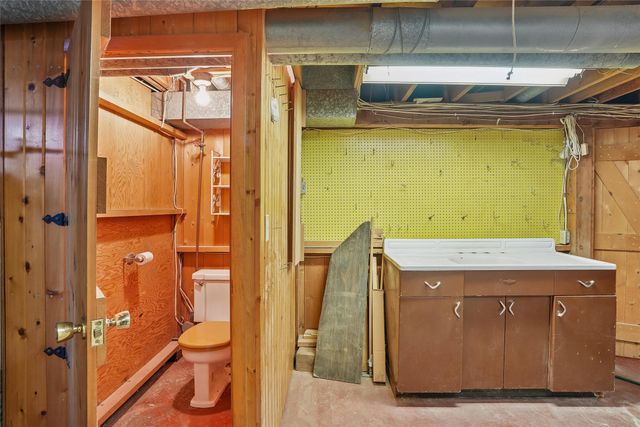 1904 N 2nd Avenue E, Newton, IA 50208