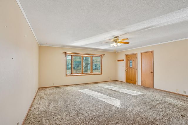 1904 N 2nd Avenue E, Newton, IA 50208