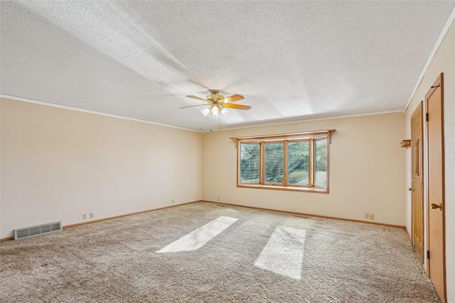 1904 N 2nd Avenue E, Newton, IA 50208