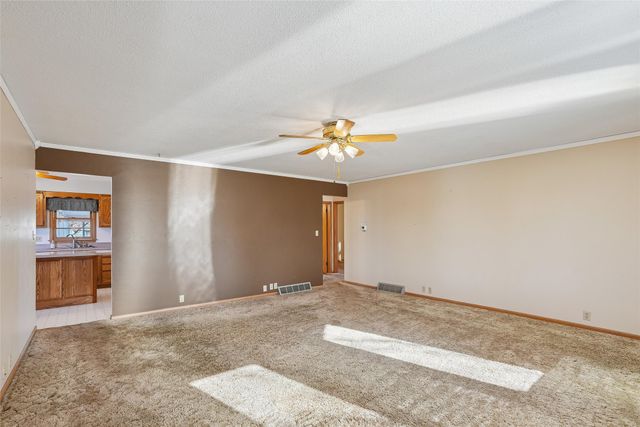 1904 N 2nd Avenue E, Newton, IA 50208