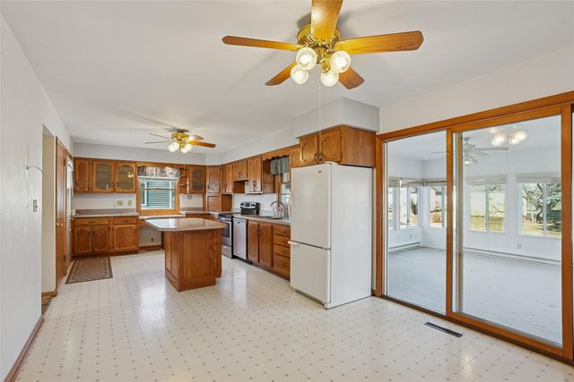 1904 N 2nd Avenue E, Newton, IA 50208