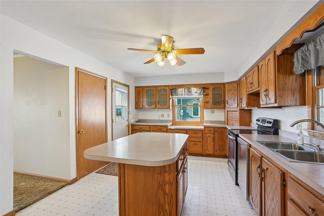 1904 N 2nd Avenue E, Newton, IA 50208