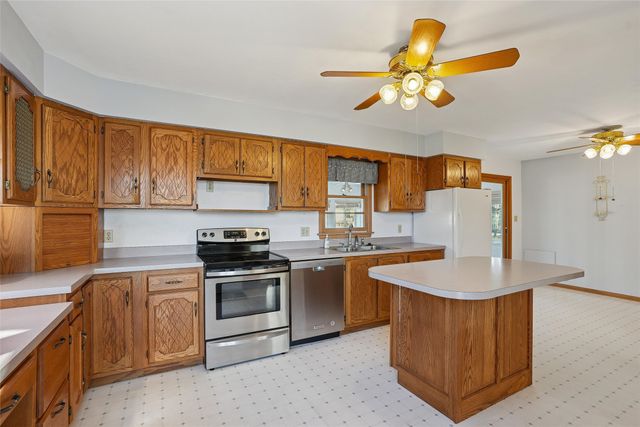 1904 N 2nd Avenue E, Newton, IA 50208