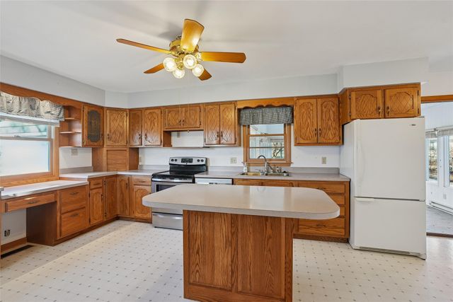 1904 N 2nd Avenue E, Newton, IA 50208