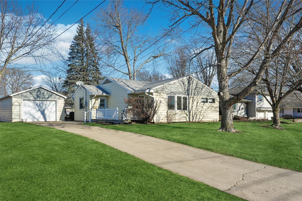 1904 N 2nd Avenue E, Newton, IA 50208