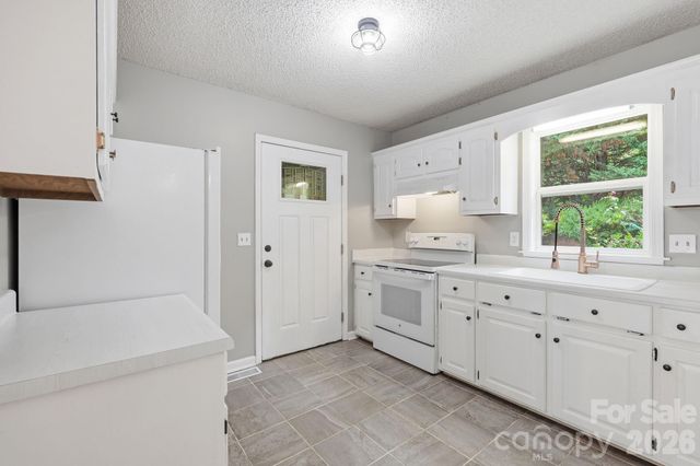 340 Oakwood Lane, Columbus, NC 28722