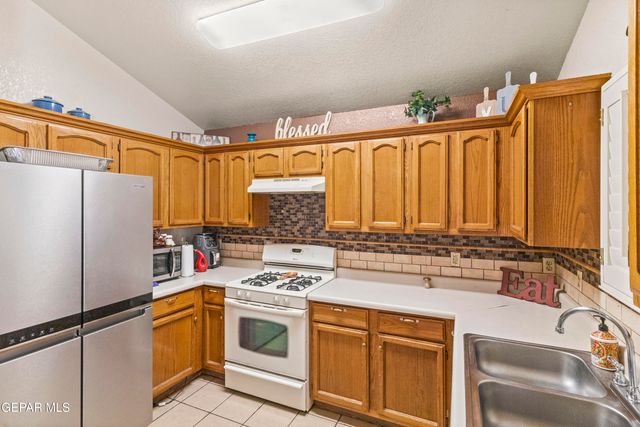 877 MONDEL PINE Place, El Paso, TX 79907