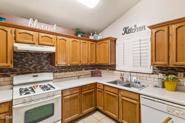 877 MONDEL PINE Place, El Paso, TX 79907