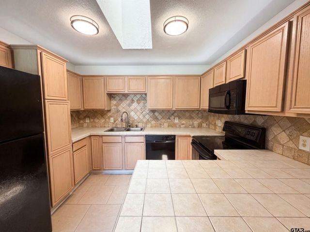 10740 Southern Trace Cir, Flint, TX 75762
