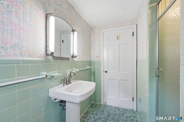 53 Woodridge Circle, West Hartford, CT 06107