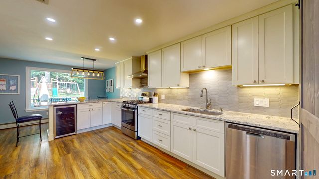 22 Canterbury Lane, Farmington, CT 06085